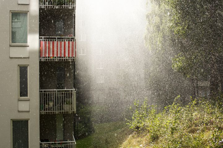 Höghus i regnoväder