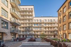 Innergård med bosstadshus av gult tegel i bakgrunden