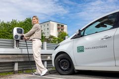 Familjebostäder har totalt cirak 250 laddpunkter som hyresgäster kan dela på. Foto: Fredrik Hjerling