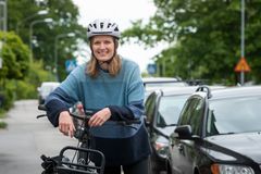 Emma Evers Holm, hållbarhetsstrateg cyklar i kvarteret Bjurö i Farsta strand.