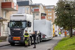Trångt på gatan när två lastbilar kom med modulerna till tvättstugan.