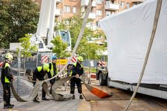 Lyftremmarna sätts på plats inför kranlyftet