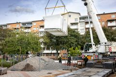 Tvättstugan vid Stavbygränd lyfts på plats