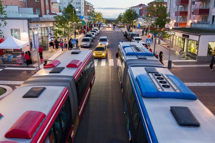 Rinkebystråket med busstrafik i skymningen.