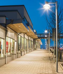 Rinkebystråket, gatlyktor i skymningen.