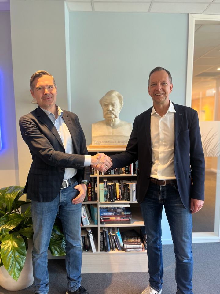 Christer Wikner, CEO and President, Metacon, och Mikael Kraft, Head of Factory Automation och Sales på Siemens Digital Industries.