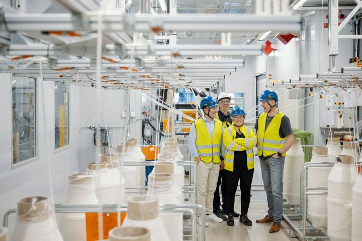 Bildkälla: Siemens AG. På Woodspin-fabriken, en gemensam satsning med den brasilianska massaproducenten Suzano, implementerar Spinnova sin teknik i industriell skala med hjälp av Siemens.