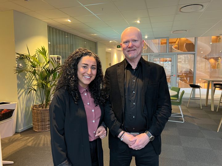 Från vänster: Mithra Pakdaman Kiasat, Head of Sales för affärsområdet Buildings på Siemens Smart Infrastructure, och Tomas Bäckstadi, vd på InmatiQ Mitt