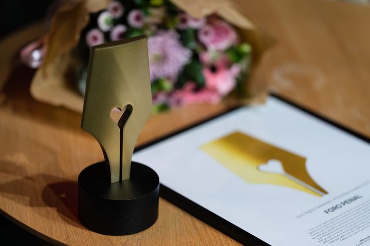 Statyett och diplom för Civil Rights Defender of the Year Award