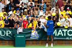 Elias Ymer med autografjägare vid senaste matchen. Foto: tennis.se