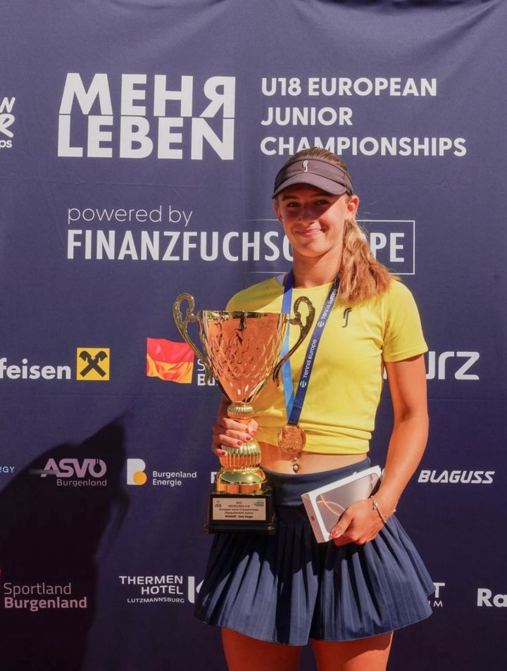 Nellie Taraba Wallberg, Påvelunds TBK, lämnar junior-EM i Österrike med två medaljer runt halsen. En fantastisk vecka kröntes med ett individuellt guld i 18-årsklassen.