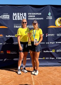 Nellie med förbundskapten Johanna Larsson