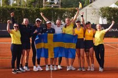 Damlandslaget jublar efter avancemang till playoff.