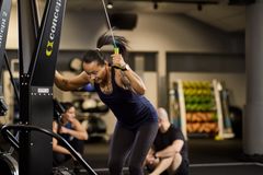 En person tränar på en stakmaskin i ett gym.