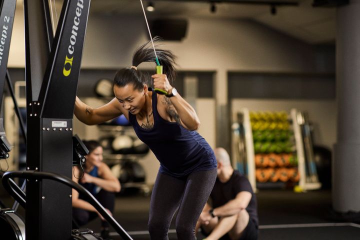 En person tränar på en stakmaskin i ett gym.