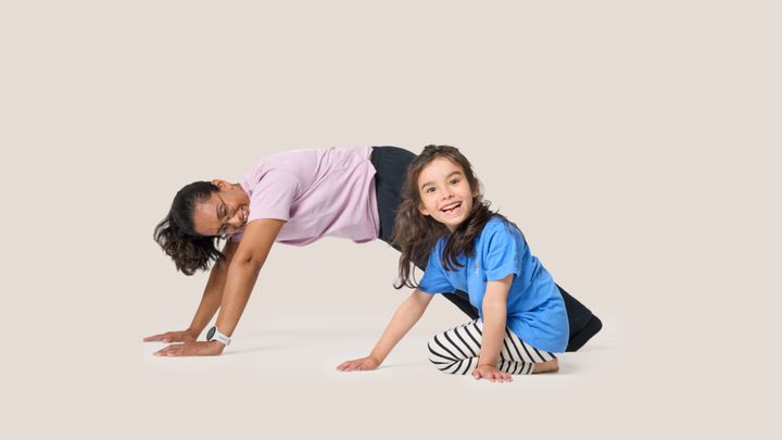 En vuxen och ett barn tränar tillsammans.