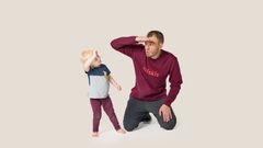 En vuxenoch ett barn håller handen vid pannan som om de spejar.