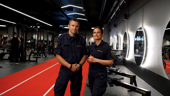 Poliserna Patrik och Biljana hos Friskis i Skärholmen