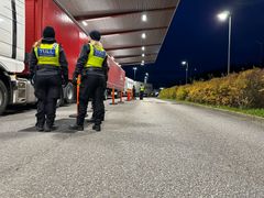 Kontroll av lastbilar i Svinesund. Foto: Tullverket