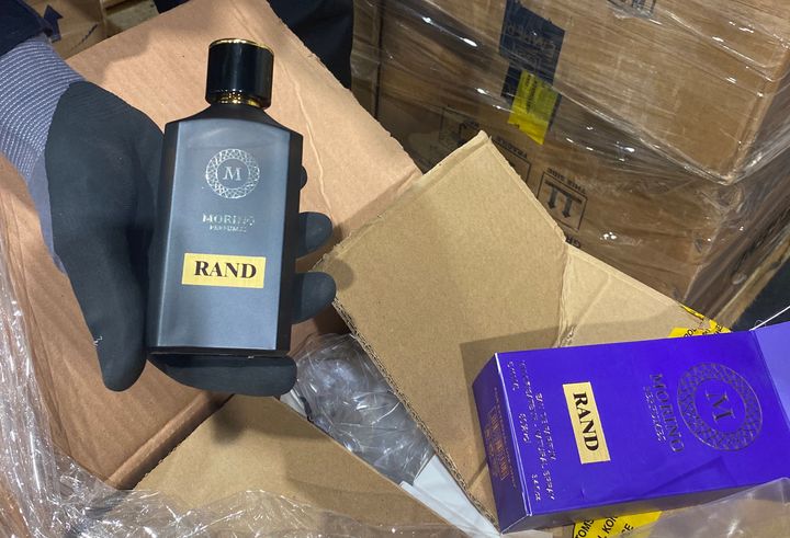 Parfym som var en av 113 förbjudna produkter som stoppades i en sändning från Dubai