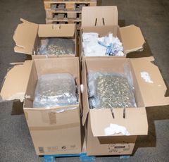 På pallen hos fraktbolaget fanns åtta paket med cannabis som kvitterades ut av en av de misstänkta i ärendet. Foto: Tullverket.