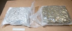 Nästan 70 kilo cannabis låg vaccumförpackad i sammanlagt åtta paket. Paketen kvitterades ut av en av de misstänkta. Sedan levererade han paketen till ödsliga platser i Göteborgsområdet. Där hämtades de av andra misstänkta i ärendet. Foto: Tullverket.