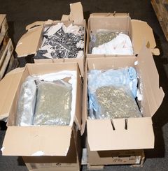 Narkotikan kvitterades ut av en av de misstänkta och paketen kördes till ödsliga platser i Göteborg. Där hämtades paketen upp av andra misstänkta i ärendet. Foto: Tullverket.