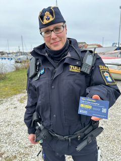 Tullinspektör Linda Trensell besöker kustnära småbåtshamnar i Skåne för att informera om misstänkt smuggling och hur man ska agera. Foto: Tullverket.