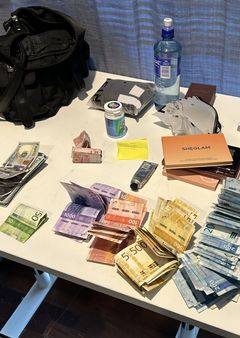 En kvinna på väg till Istanbul stoppades vid en gate på Arlanda i februari. I sin väska hade hon olika valutor värt drygt 100 000 kronor omräknat från norska kronor, amerikanska dollar och svenska kronor. Kvinnan överlämnades till polis misstänkt för penningtvätt.