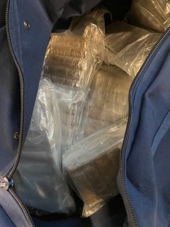 Bakom passagerarsätet i hyrbilen upptäcktes en blå bag som innehöll runt 15 kilo cannabisharts.