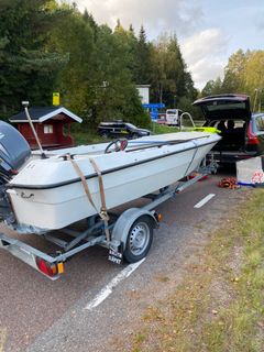 Tulltjänstemännen blev misstänksamma när männen i bilen med båtsläp hävdade att de skulle fiska ”allt som nappar”. Istället hittades drygt 245 kilo cannabisharts i ekipaget.