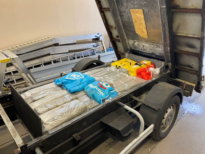 I en blyvagga låg ett 50-tal genomskinliga påsar med sammanlagt över 293 kilo narkotika. Tullinspektörerna fick ta hjälp av en truck för att lyfta av flaket baktill för att komma åt narkotikan. Foto: Tullverket.