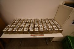 Del av  beslaget av 311 kilo cannabisharts som de misstänkta smugglarna försökte gömma i ett skogsparti vid Dalarö söder om Stockholm. Foto: Tullverket