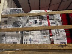 På lastpallar fanns det synbart begagnade kartonger som skulle ge sken av att innehålla hushållsapparater på väg till en Clas Ohlson-butik i Stockholm.