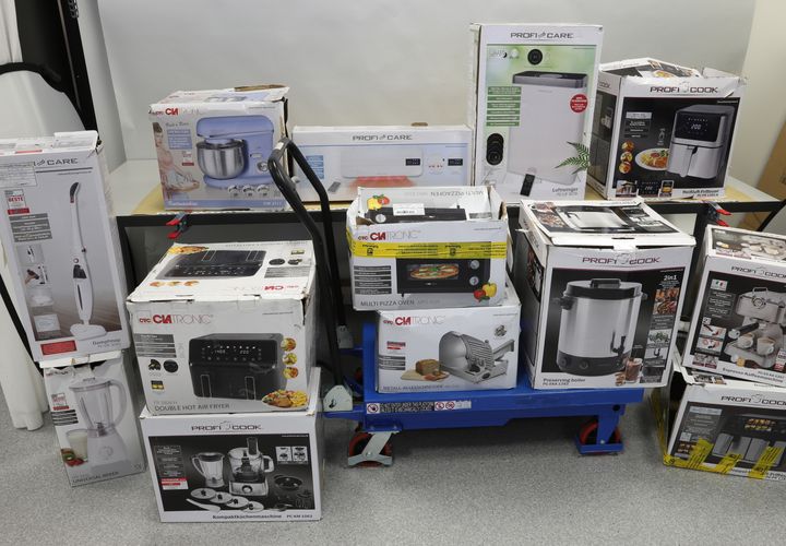 På en av lastpallarna fanns det 13 kartonger med drygt 228 kilo narkotika.