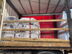 På lastpallar upptäckte tullinspekörerna synbart begagnade kartonger som skulle ge sken av att innehålla hushållsapparater på väg till en Clas Ohlson-butik i Stockholm.