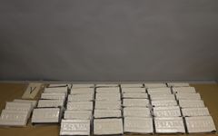 I en kartong på lastpall 1 fanns det sammalagt 40 kakor med amfetamin, varav 39 var präglade med modemärket Prada.