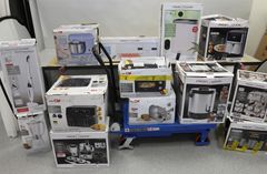 På en av de tre lastpallarna fanns det 13 kartonger med drygt 228 kilo narkotika.