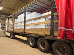 När tulltjänstemännen öppnade trailern upptäckte de märkliga lastpallar som placerats framför mängder av platsförpackningar.