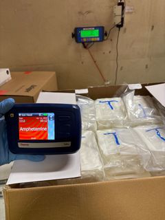 Snabbanalysen visar att kartongen innehåller amfetamin.