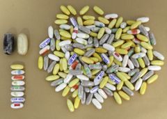 Den mindre strumpan innehöll kapslar med åtta olika utseende/märkning samt två större omärkta kapslar.