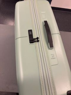 Kvinnan vägrade öppna sin resväska. Då chansade tulltjänstemännen på koden 0000 och den gick upp.