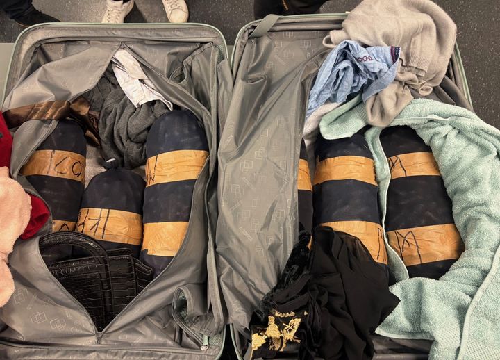 I den åtalade kvinnans resväska hittade tulltjänstemännen sex paket som innehöll 15,4 kilo heroin och 4,5 kilo kokain,