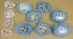 Strumpa nummer 6 innehöll både sväljarkapslar och större klumpar med narkotika.