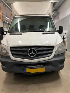 Tullinspektörerna blev misstänksamma när föraren av den slitna lastbilen hävdade att han körde gods för ett stort seriöst fraktbolag.