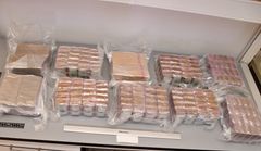 Innehållet i en av de fem lådor med heroin och cannabisharts som hittades i lastbilen.