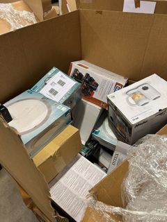 Innehållet i ett av de åtta stora kartonger som döljde den egentligen lasten som bestod av nästan sex kilo heroin och runt 237 kilo cannabisharts.