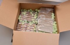 En av de fem kartonger som innehöll heroin och cannabis.