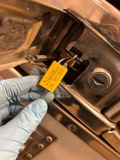 En av de två falska plomberingarna till lastutrymmet.