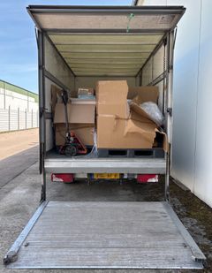 Åtta lastpallar med trasiga varor dolde den egentliga lasten som bestod av 237 kilo cannabisharts och nästan sex kilo heroin.